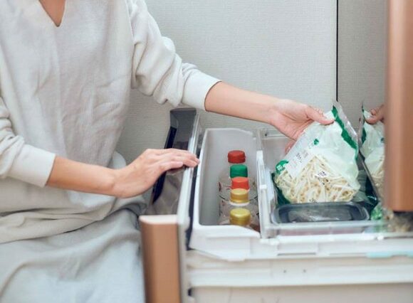 冷蔵庫の前の女性