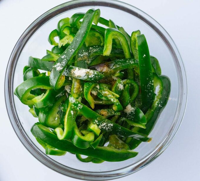 ボウルにピーマン