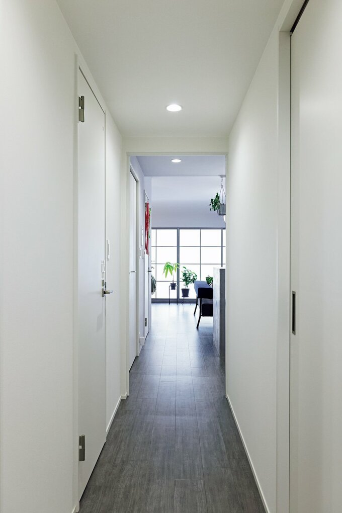 LDKからの日差しが届く廊下