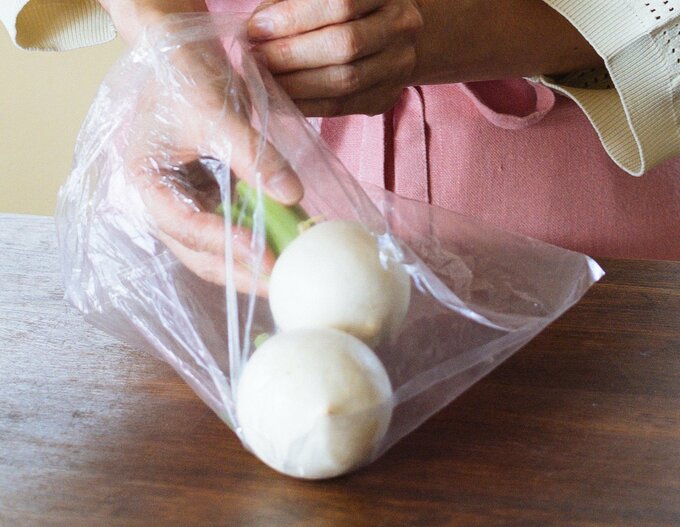 ポリ袋に入れて口を結ぶ