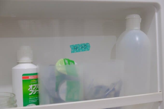 洗面化粧台の内部にマスキングテープを貼った様子