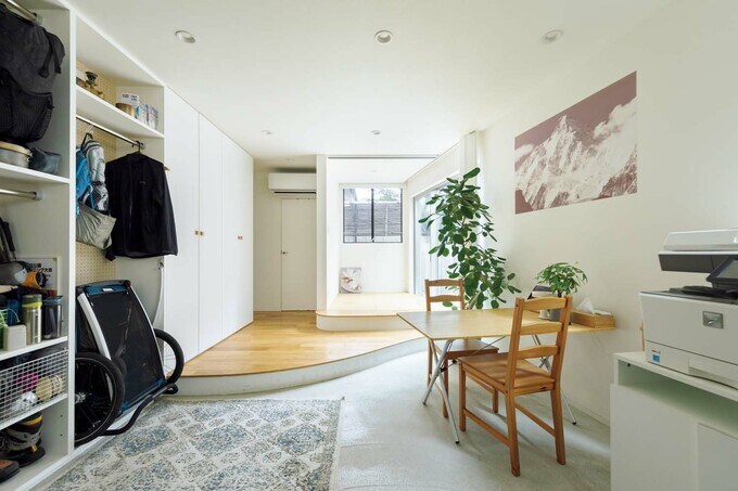 玄関ドア側から眺めた土