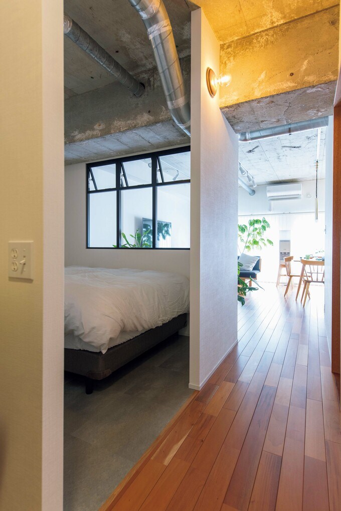 LDKと寝室の間仕切り壁に室内窓を設置