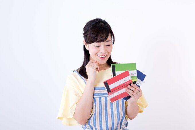通帳をもつ主婦