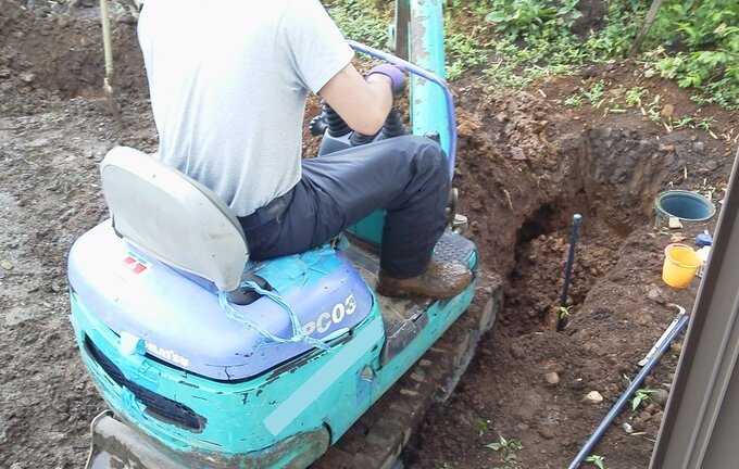量水器の位置の手直しをする下請け業者