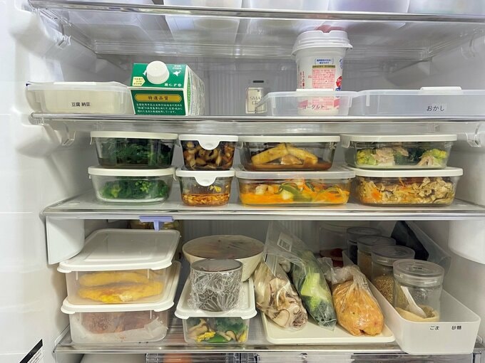 冷蔵庫内に保存されたおかず