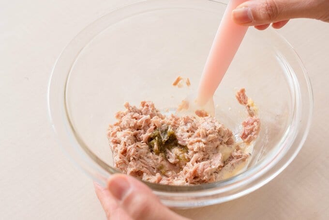 ボウルにツナを入れる