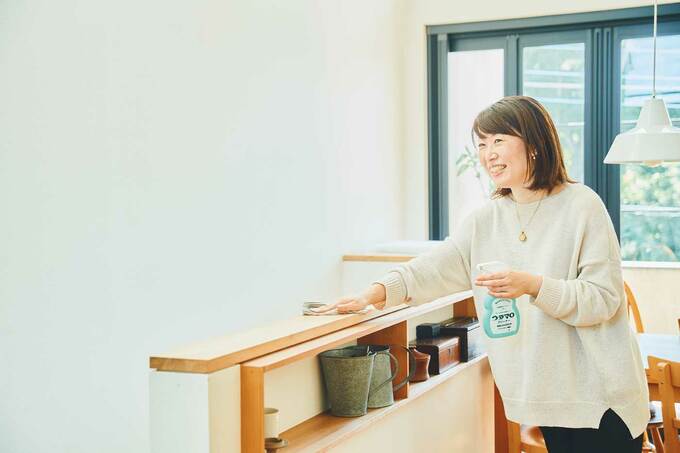 リビング掃除をする人