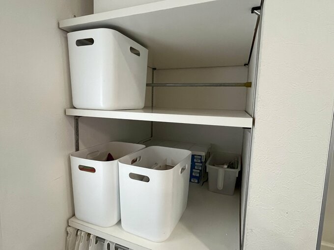 上段はつっぱり棒で奥行を浅くして片付けやすさアップ