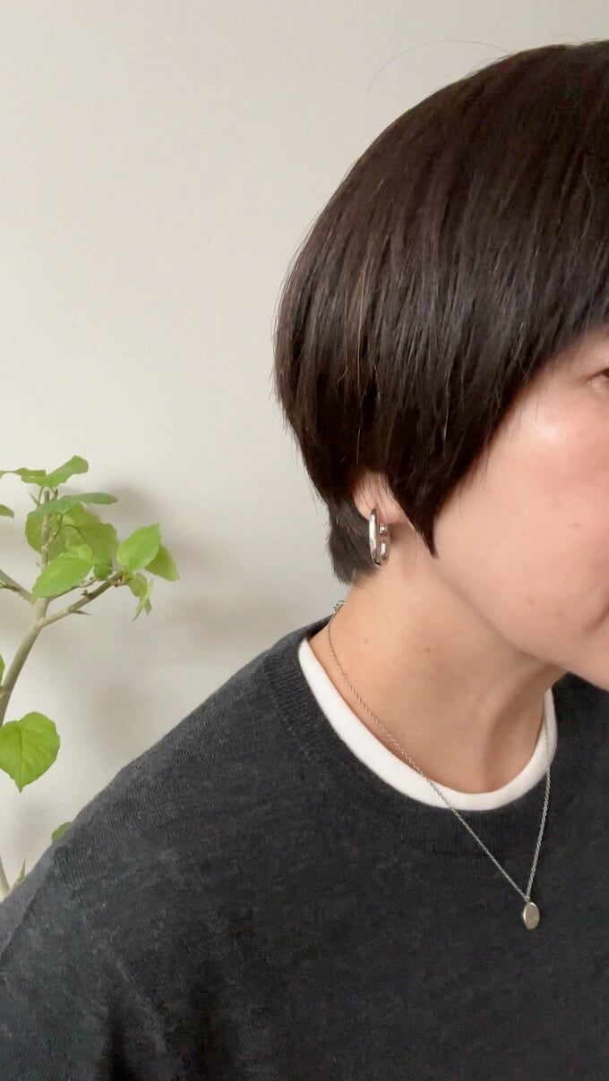 首元に白を効かせてアクセントに