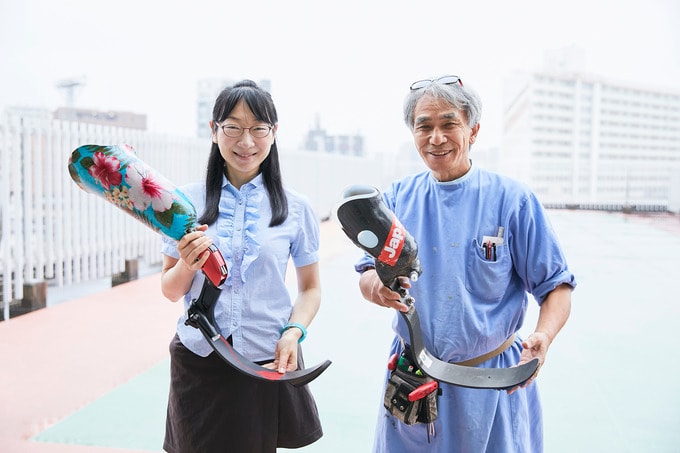 義足を持つ男女