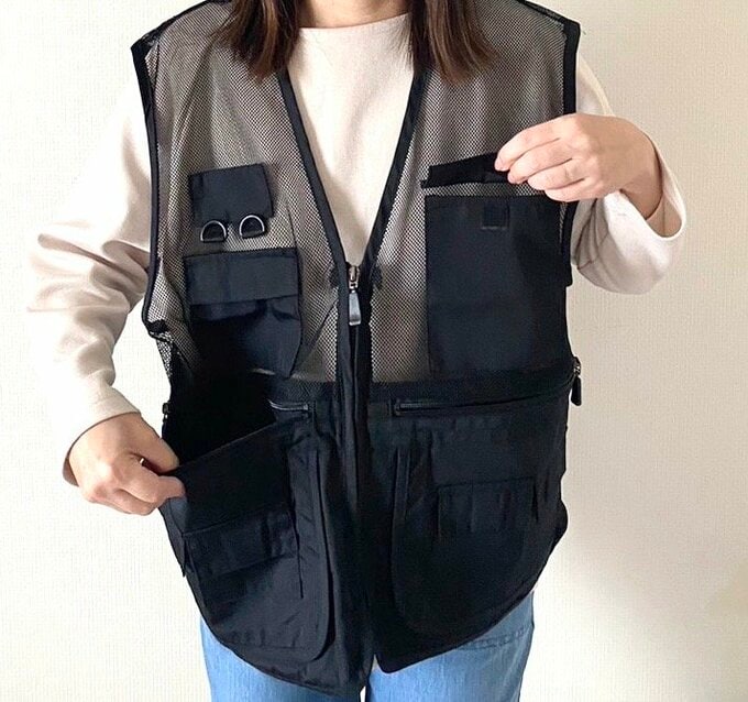 黒い防災用ベストを着用した様子