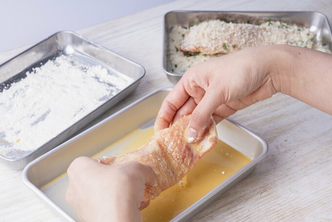 鮭に衣をつける