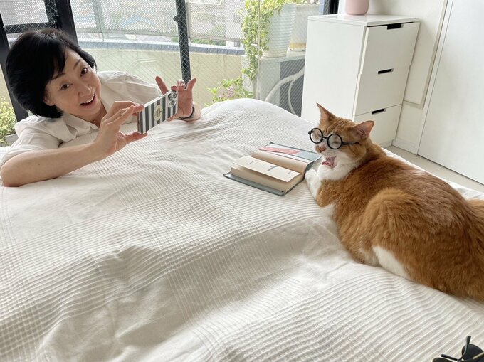 猫を撮影する川上麻衣子さん
