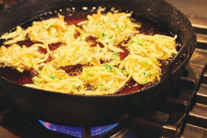 かき揚げを揚げる様子