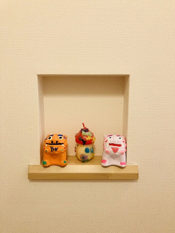 思い出の記念品を並べているニッチ