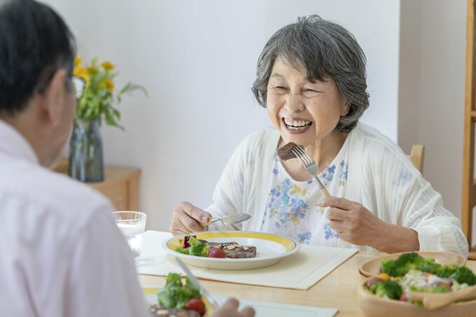 食事をする夫婦