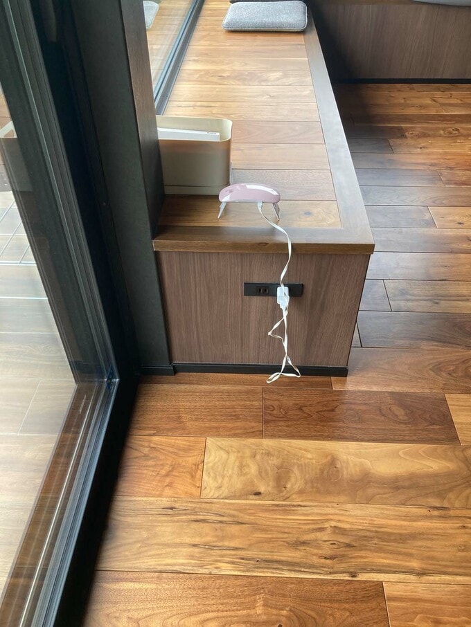 ベンチ横にはコンセントも設置