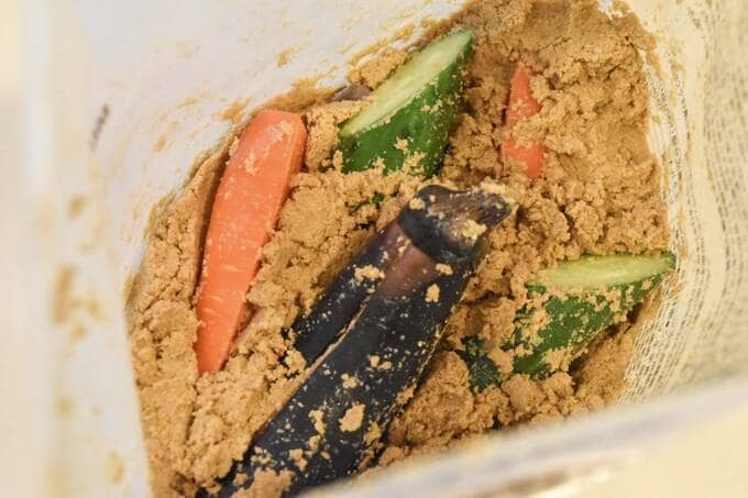 ぬか床の袋に入れる