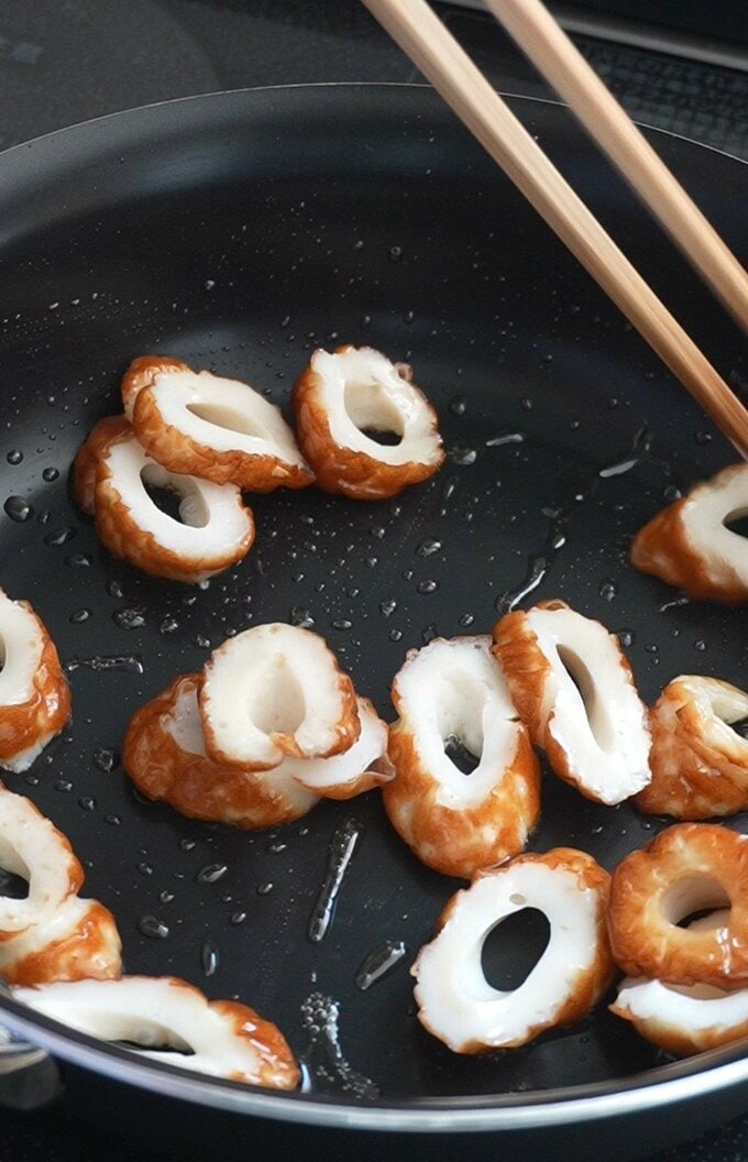 （2）フライパンにごま油をひき、ちくわを炒める。