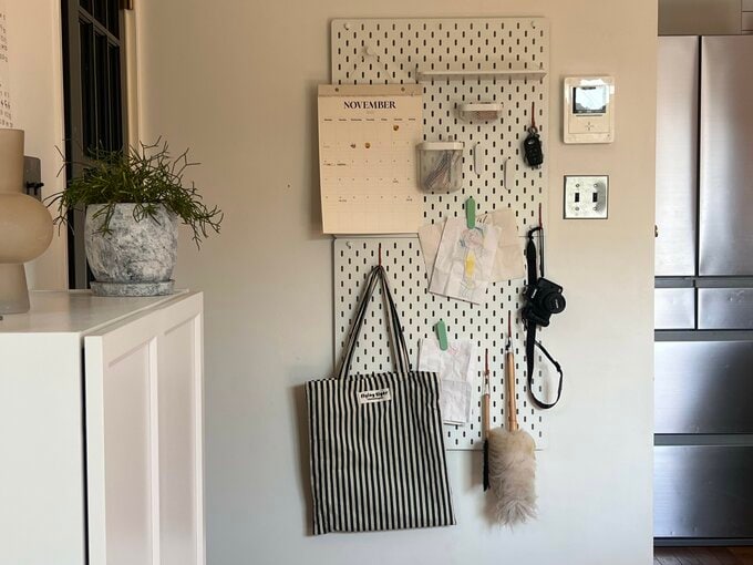 ペグボード　バッグやカレンダーがかかっている