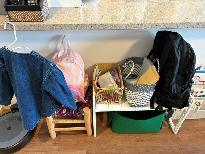 棚やカゴを工夫して収納スペースを作ったカウンター下