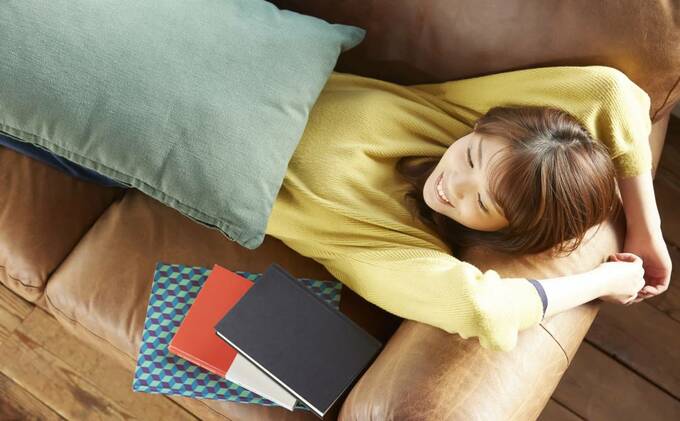 ソファで横になる女性