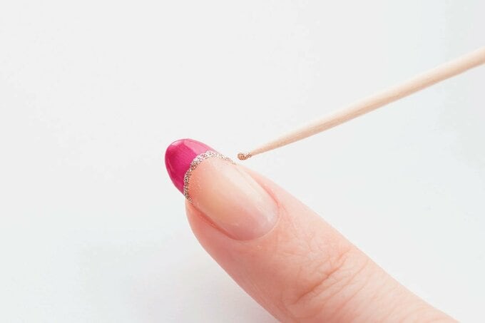 フレンチのカーブに沿ってラメラインを引く