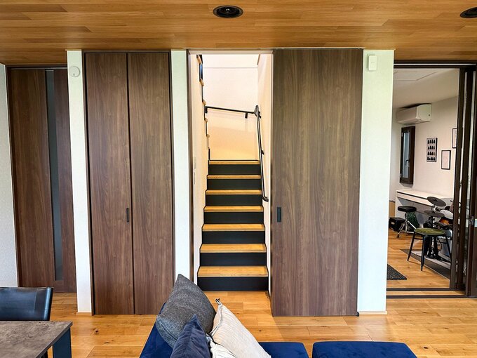 リビングのソファから見た階段