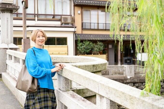 橋に立つ女性