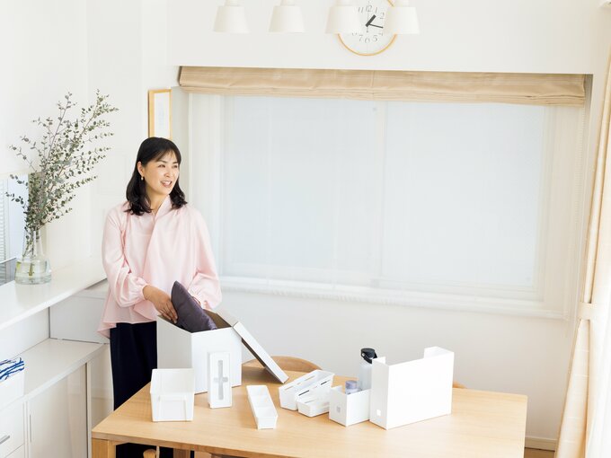 グッズを広げている女性