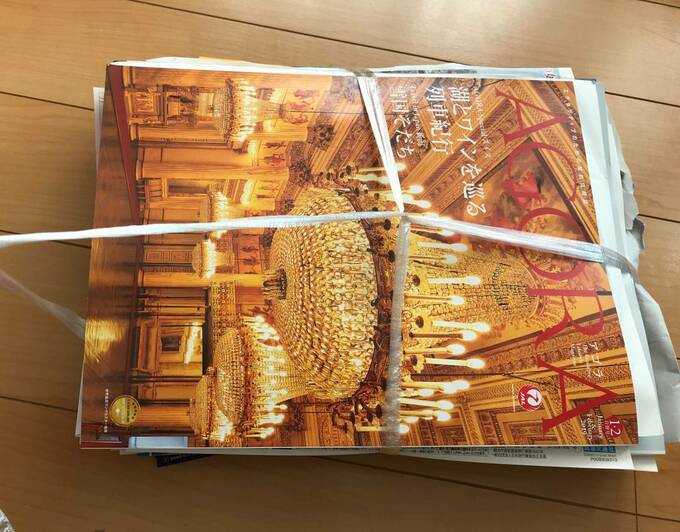 十字にヒモをかけ