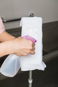 がんこなカビには浴室用洗剤をつけて