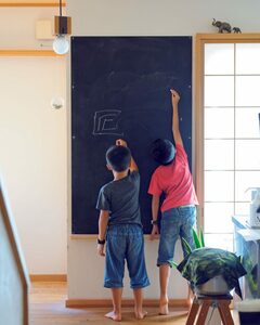 リビングの中心に家族で楽しむ黒板スペースを