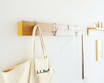 無印良品のベストセラー「横ブレしにくいフック」。約1kgの重さもOKで使い道いろいろ