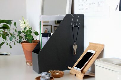 100円からできるデスク収納！書類や充電器がスマートに片づいた