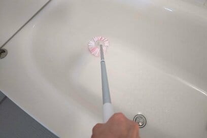 「お風呂掃除＝四角スポンジ」の思い込みをやめた。柄つきブラシでヌメリも撃退