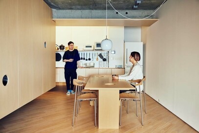 3LDK65㎡のマンションリノベ。収納棚やキッチンを床から浮かせて広がりを