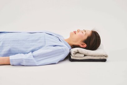 体の疲れが取れる「快眠枕」のつくり方。バスタオルを重ねるだけで完成、旅先でも