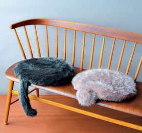 丸まった猫？じつはフェイクファーのクッションなんです