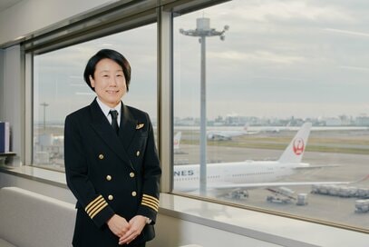 JALで女性初の大型機機長は3児の母。「双子を生んだあとは壮絶で記憶もなくて…」
