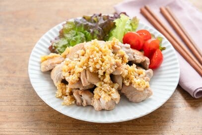 フライパンひとつで完成「鶏モモ肉のパリパリ焼き」レシピ。香味ネギダレがアクセントに