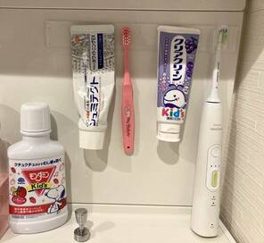「魔法テープ」を貼るだけ。歯ブラシや歯磨き粉を浮かせる収納に