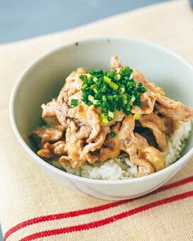 焼いた肉や揚げた肉にかけるだけ。パッとつくれる肉おかずレシピ2つ