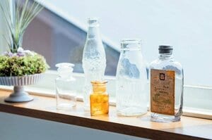 あきビンを窓辺に並べ光を楽しむオブジェ風に