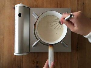 はちみつが溶けて、豆乳が沸騰寸前くらいまで温まったら火を止めます。