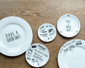 手描き風のお皿だって100円!