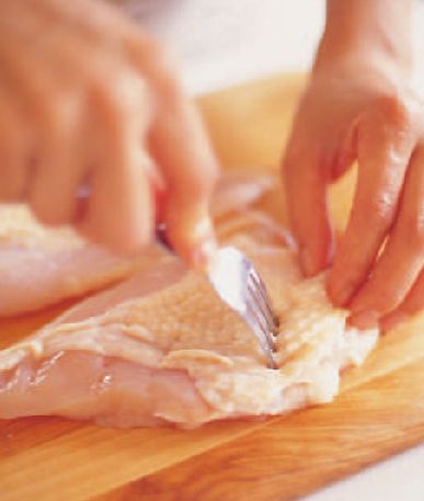 鶏肉にフォークで穴をあけて、熱がとおりやすくして