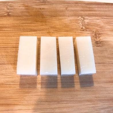 切り餅を4等分にした様子