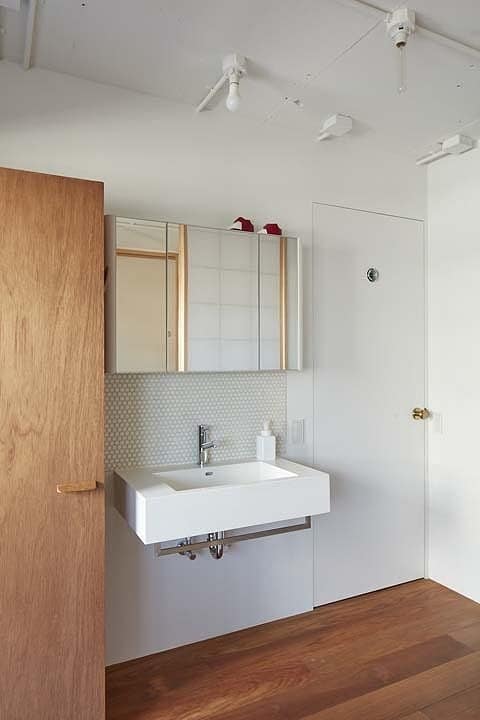 廊下に配した洗面スペース